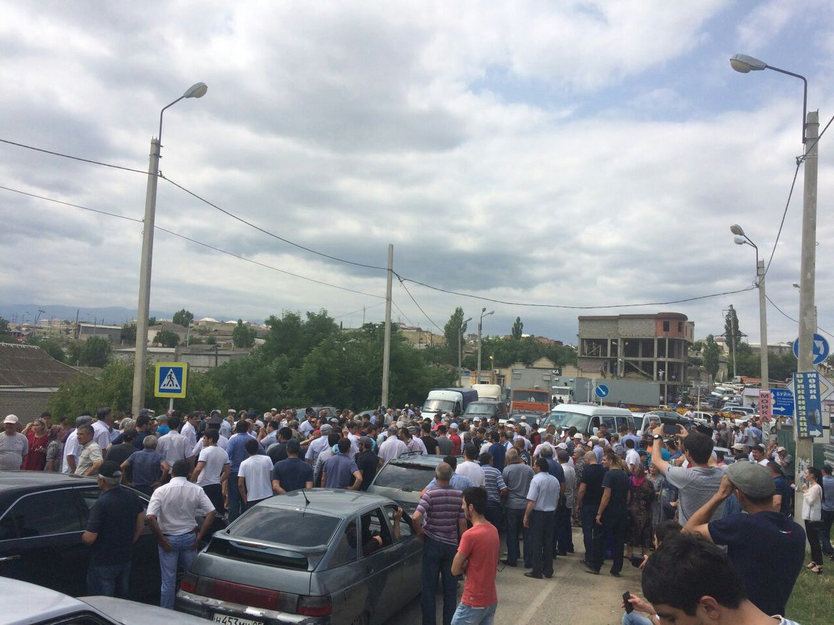 Вода в буйнакске. Село Халимбекаул Дагестан. Перекрыли трассу Дагестан. Халимбекаул фото.