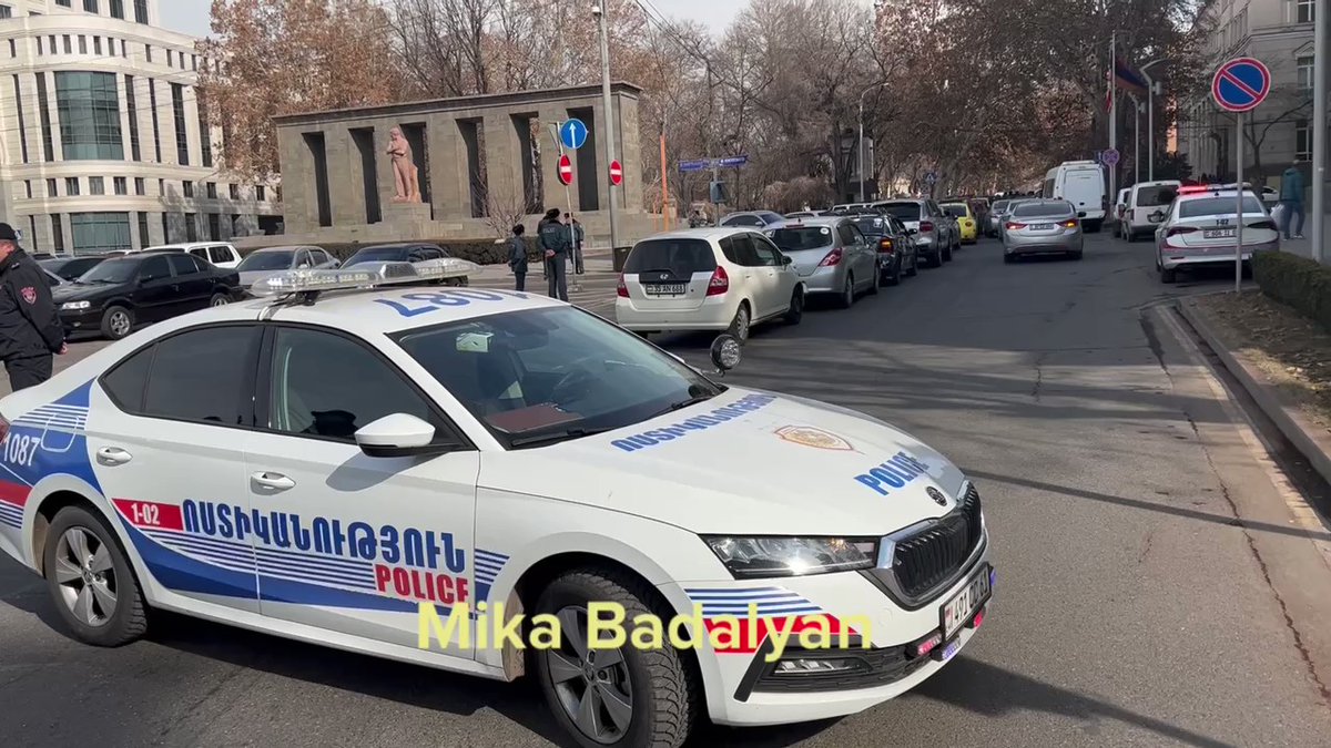 Drivers are protesting in front of the Central Bank of Armenia. Vazgen Sargsyan Street is completely blocked. A large police force is present. Video from Mika Badalyan from @azatagrum