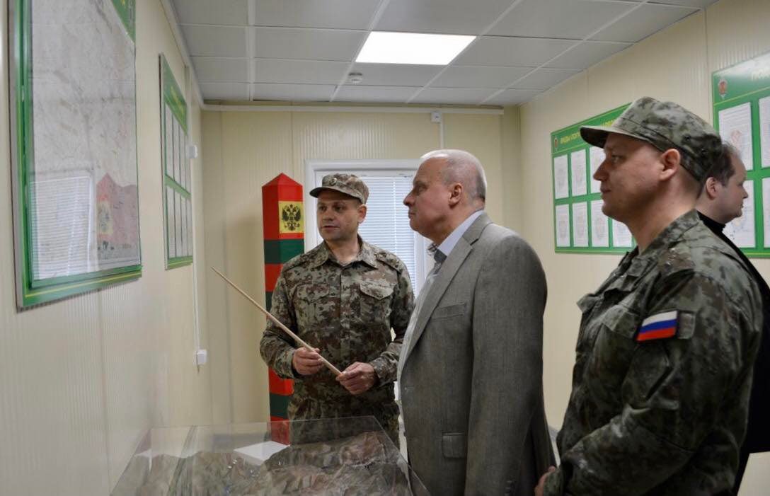 Russian Ambassador to Armenia is on a working visit to Syunik.  The ambassador paid tribute to the crew members of the Mi-24 helicopter which Azerbaijan shot down near Yeraskh during Nagorny Karabakh war. He also visited the positions of the Russian border guards near Kapan airport