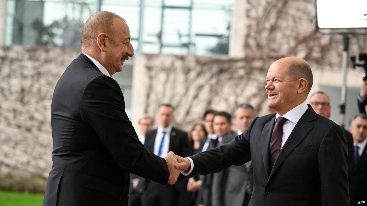 Camera: German Chancellor Olaf Scholz greets Azerbaijani President Ilham Aliyev as he arrives at the Chancellery in Berlin, Tuesday, March 14, 2023.   (AFP)