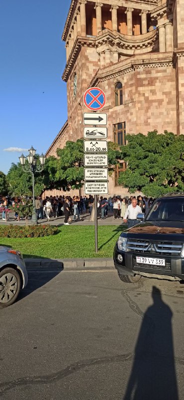 Cilvēki pulcējas mītiņā Erevānā