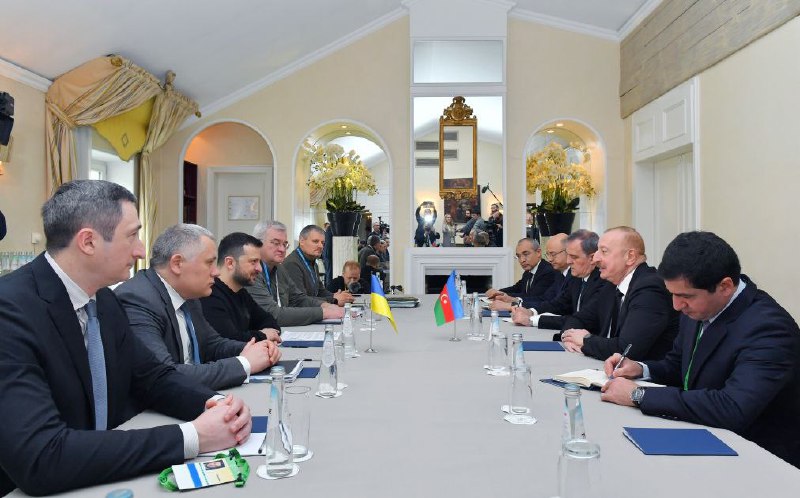 Prezydent Zełenski spotkał się w Monachium z prezydentem Azerbejdżanu