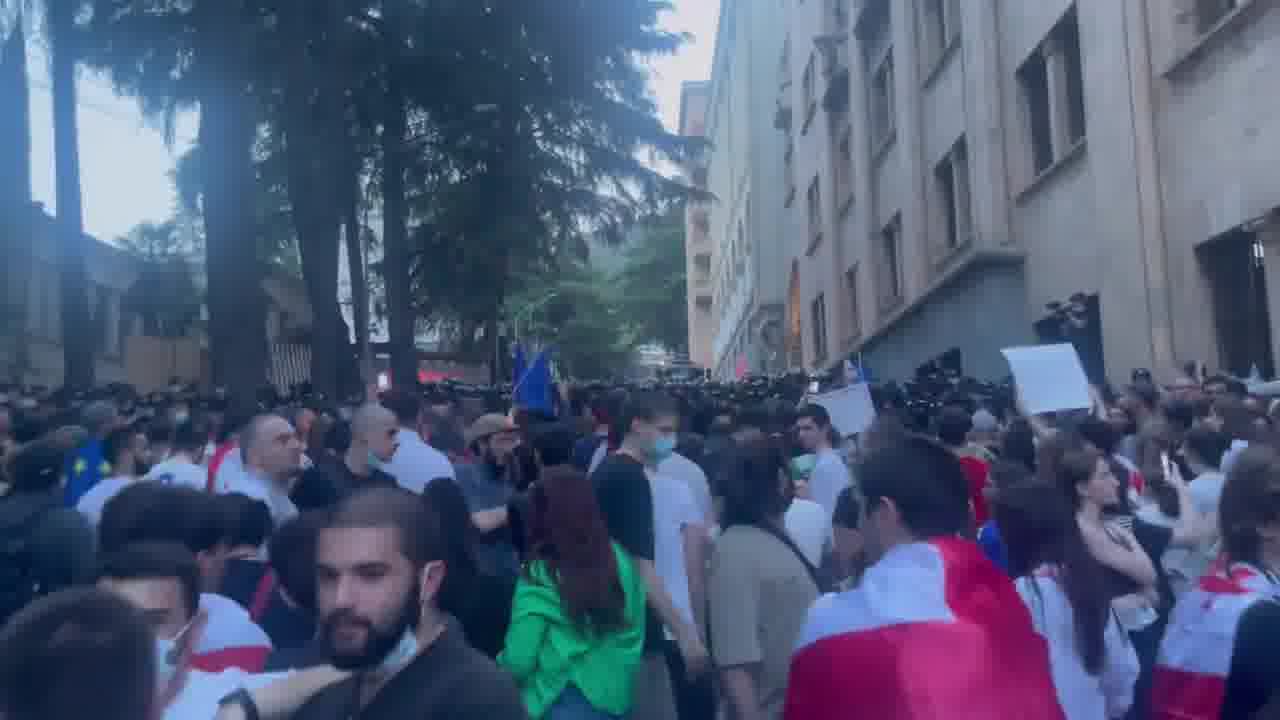 Police block Chitadze street next to the Parliament. Thousands of people gather on the Rustaveli avenue. Parliament adopted the #ForeignAgentsLaw in 2nd hearing