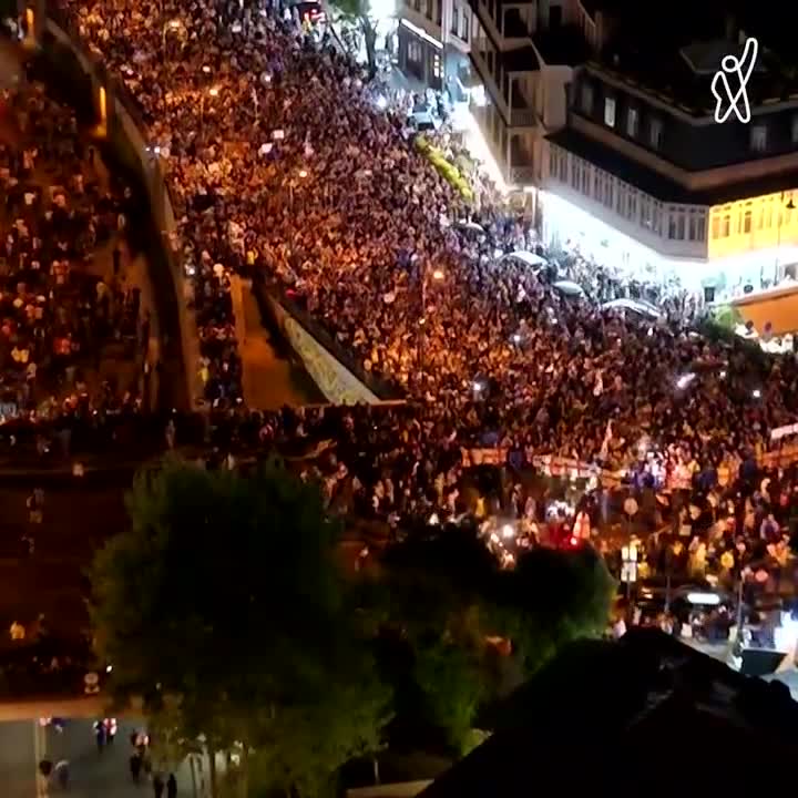 Folkmassor marscherar förbi Georgian Dreams partikontor och blockerar ombordstigning, en av Tbilisis huvudartärer