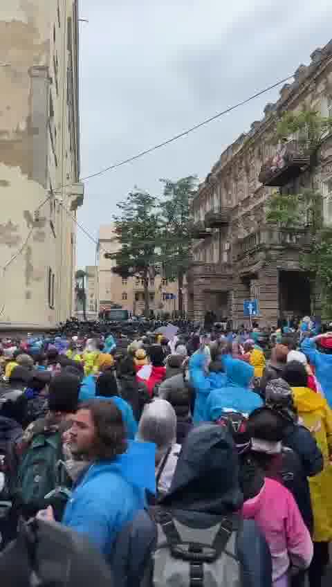 Tbilisi now: protesters remain at the Parliament with reportedly more and more people arriving at the rally scene. 