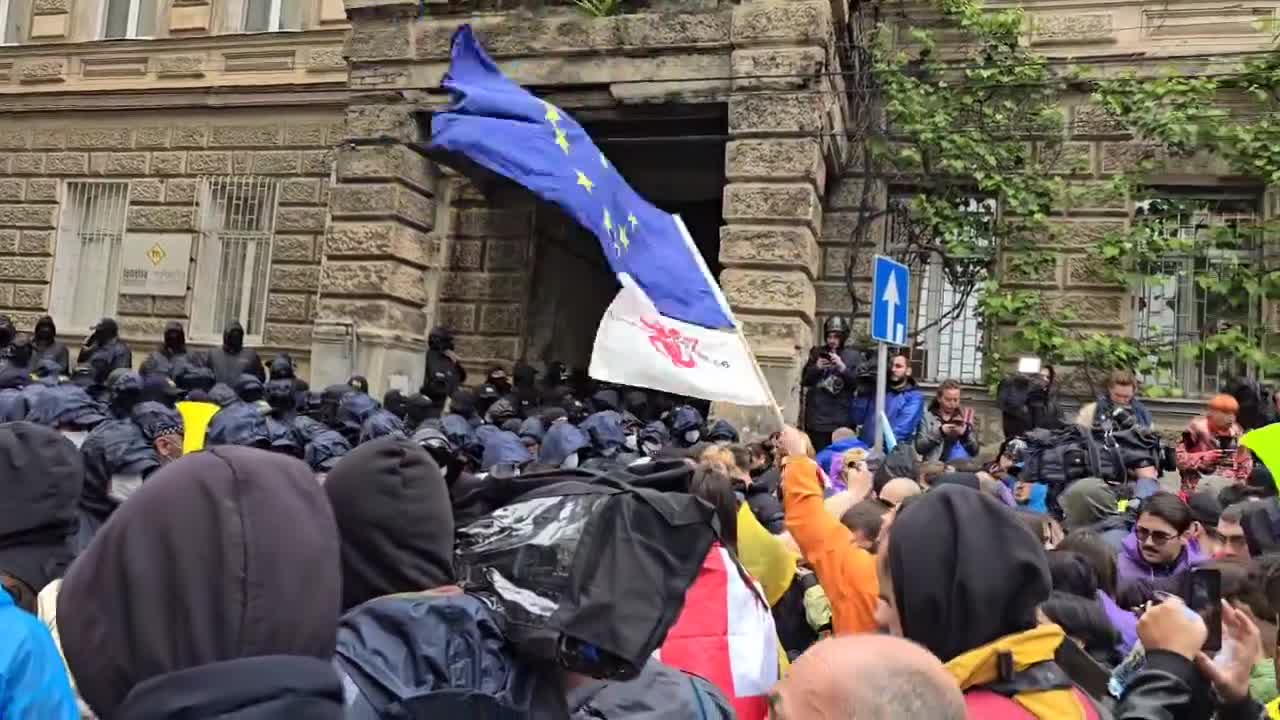 Situation at the protest outside the parliament: more people are joining as the session resumed inside the parliament with tensions among oppo and ruling MPs