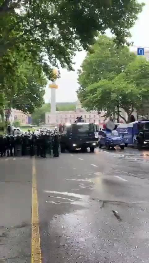 Riot police, water cannons are mobilized on Liberty Square just a few minutes walk from Parliament where people are protesting #ForeignAgentsLaw Guram Muradov/Civil.ge @GuramMuradov