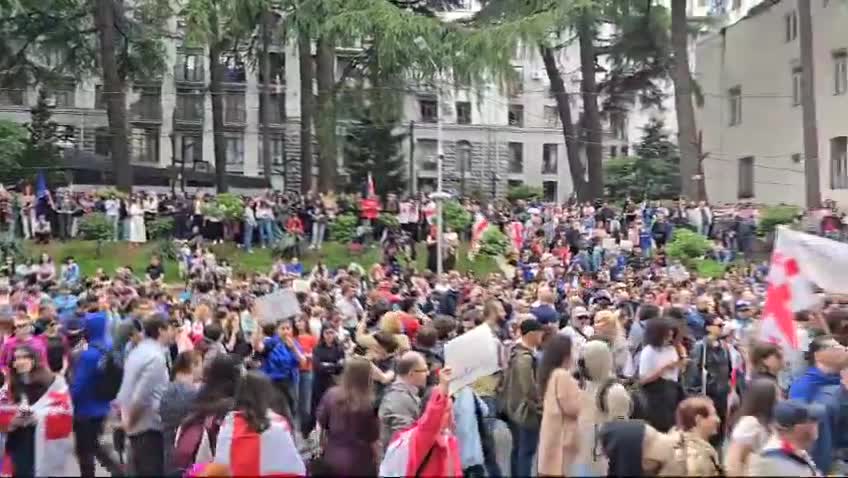 Thousands of protesters have gathered behind Georgia’s parliament, where the parliamentary majority is expected to overturn the veto on the Foreign agents law today