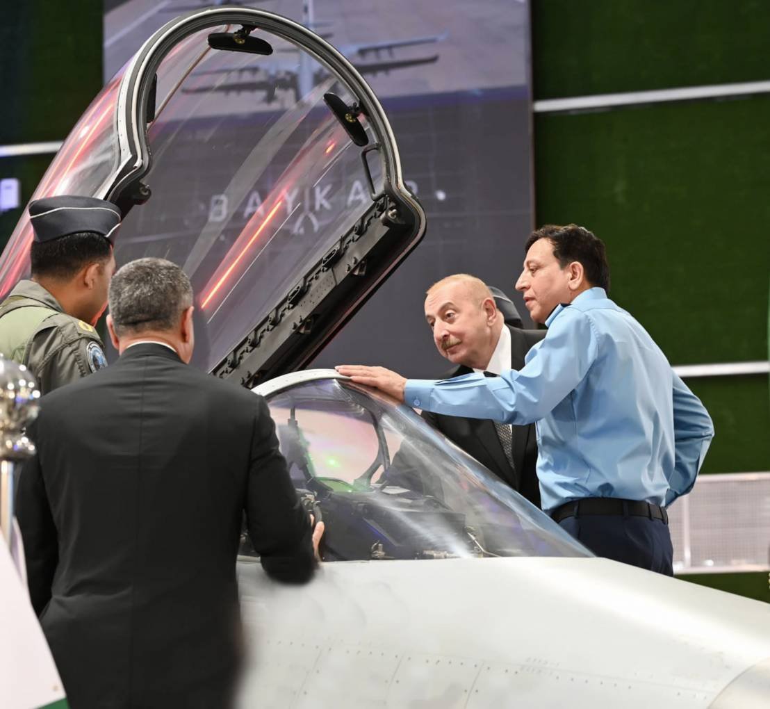 Azerbaycan'a resmen teslim edilen, sayısı açıklanmayan çok sayıda Pakistan JF-17 savaş uçağı Aliyev'e gösterildi. İki gün önce, Pakistan-Çin ortak yapımı bir JF-17 savaş uçağını inceleyen kısa bir video internette yayınlandı.