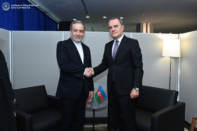 O azerbaijano Jeyhun Bayramov reuniu-se com o ministro das Relações Exteriores do Irã, Seyid Abbas Araghchi.