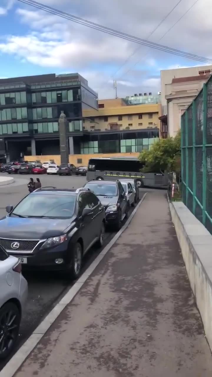 Sosyal medyada, Tiflis'teki hükümet binasında çevik kuvvet polisinin harekete geçtiğini gösteren bir video ortaya çıktı