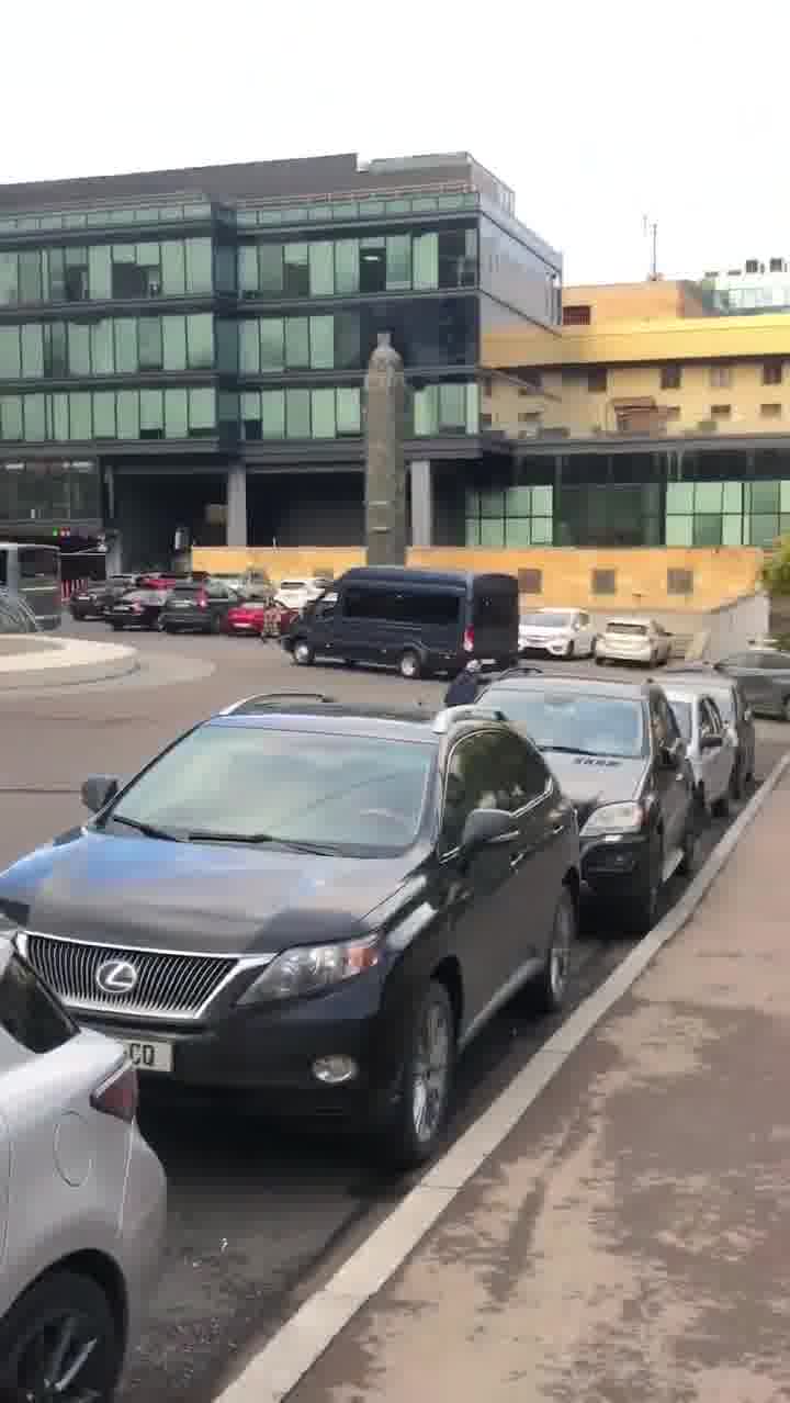 Sosyal medyada, Tiflis'teki hükümet binasında çevik kuvvet polisinin harekete geçtiğini gösteren bir video ortaya çıktı