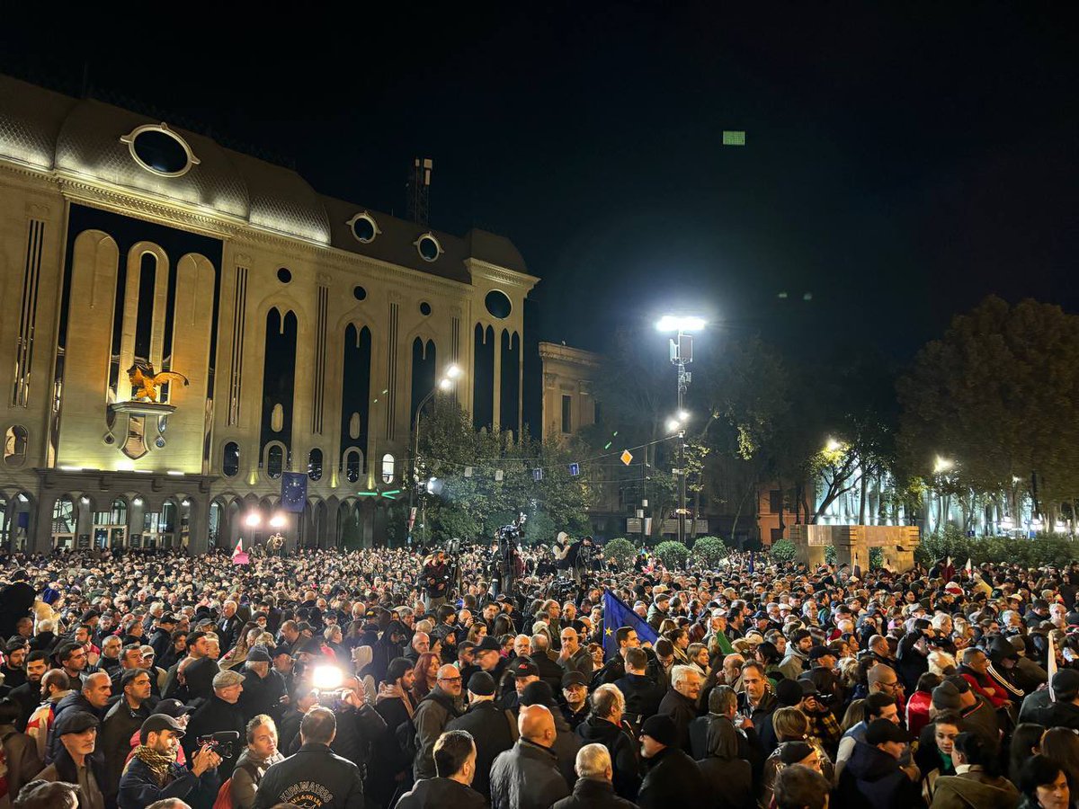 Rustaveli Caddesi bir protesto mitingi nedeniyle kapatıldı. Gürcistan Cumhurbaşkanı, seçim barajını geçen 4 büyük muhalefet koalisyonu ile birlikte vatandaşları 'hileli seçimleri' protesto etmek için sokaklara çıkmaya çağırdı