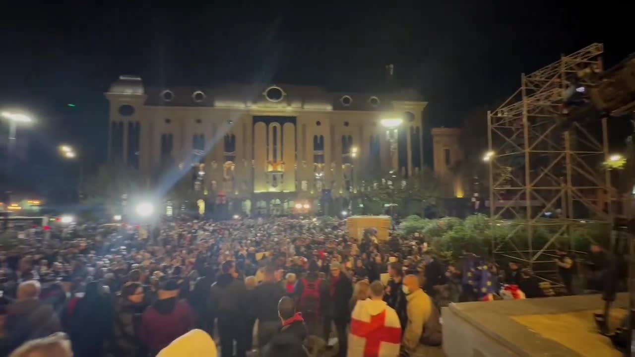 Tiflis Şimdi: Rustaveli DOLU. Başkan, önemli muhalefet partileriyle birlikte (Gürcistan Şartı'nın imzacıları) yakında bekleniyor