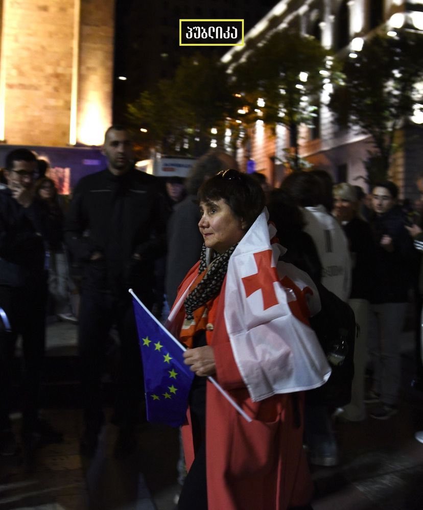 İnsanlar hileli seçimleri protesto etmek için Rustaveli caddesinde toplanıyor