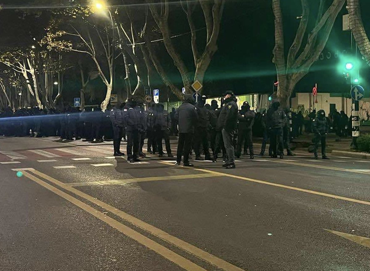 Tbilisi: Esta mañana, un gran número de agentes llegó y dispersó a los manifestantes de la zona bloqueada. Hubo una resistencia mínima, enfrentamientos menores y varios manifestantes fueron arrestados. La zona ya ha sido despejada por la policía.