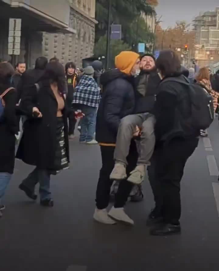 Los manifestantes han evacuado a los heridos de la avenida Chavchavadze, donde la policía dispersó el campamento y ahora está persiguiendo a los manifestantes restantes en la avenida Melikishvili.