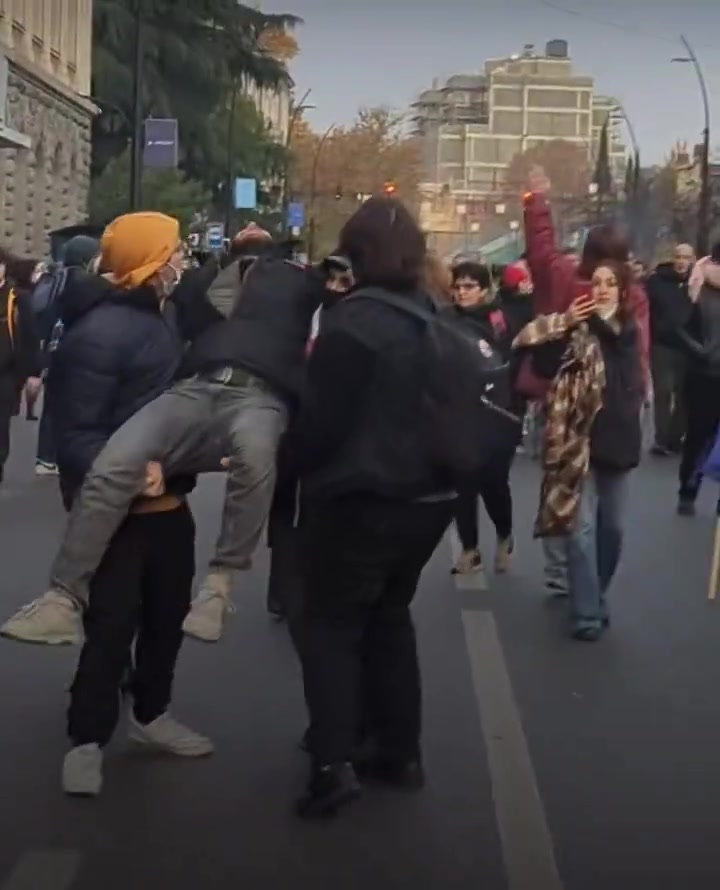 Los manifestantes han evacuado a los heridos de la avenida Chavchavadze, donde la policía dispersó el campamento y ahora está persiguiendo a los manifestantes restantes en la avenida Melikishvili.