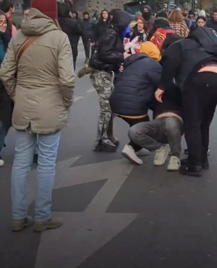 Los manifestantes han evacuado a los heridos de la avenida Chavchavadze, donde la policía dispersó el campamento y ahora está persiguiendo a los manifestantes restantes en la avenida Melikishvili.