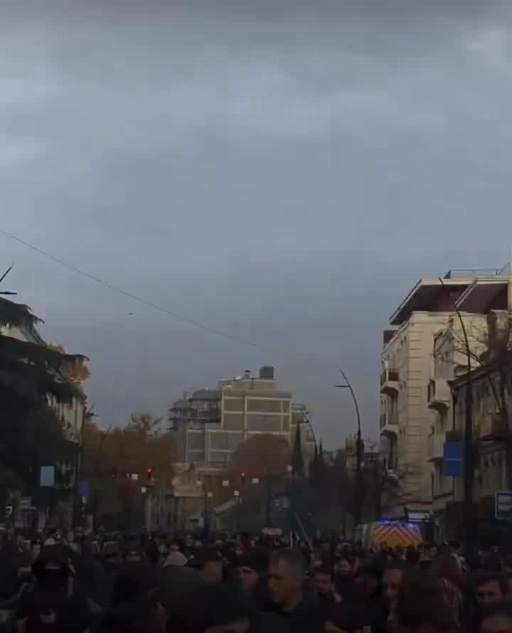 Los manifestantes han evacuado a los heridos de la avenida Chavchavadze, donde la policía dispersó el campamento y ahora está persiguiendo a los manifestantes restantes en la avenida Melikishvili.