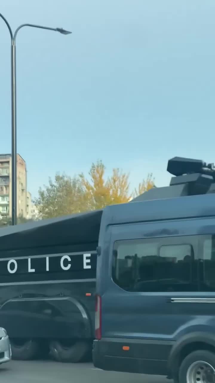 La policía despliega vehículos antidisturbios equipados con cañones de agua en Tbilisi