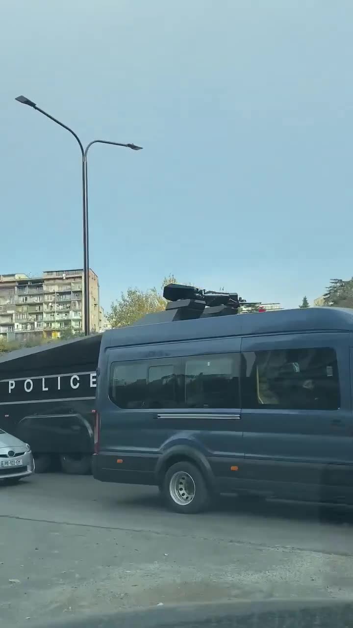 La policía despliega vehículos antidisturbios equipados con cañones de agua en Tbilisi