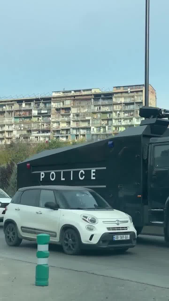 La policía despliega vehículos antidisturbios equipados con cañones de agua en Tbilisi