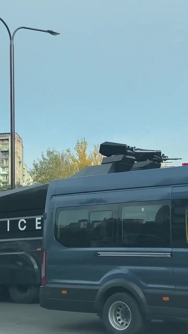 La policía despliega vehículos antidisturbios equipados con cañones de agua en Tbilisi