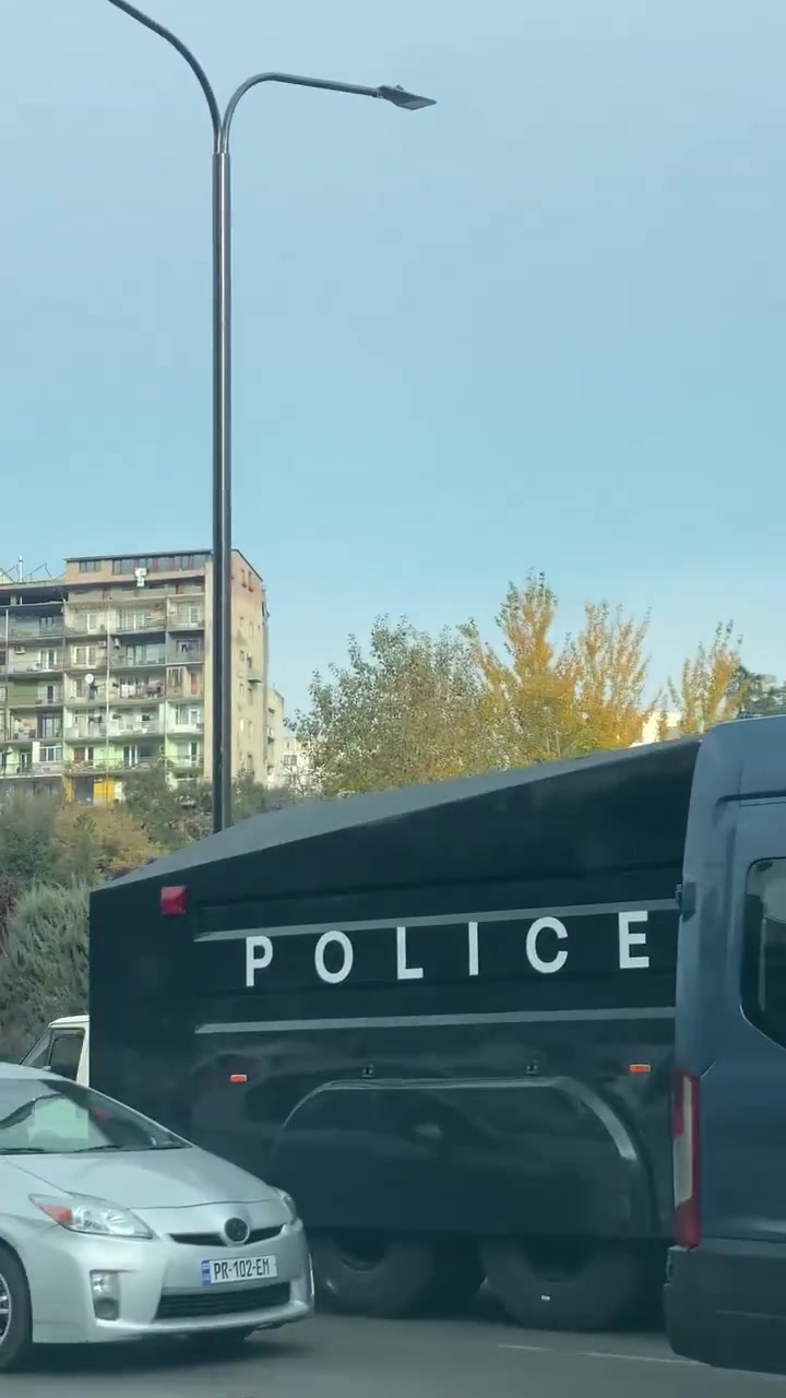 La policía despliega vehículos antidisturbios equipados con cañones de agua en Tbilisi