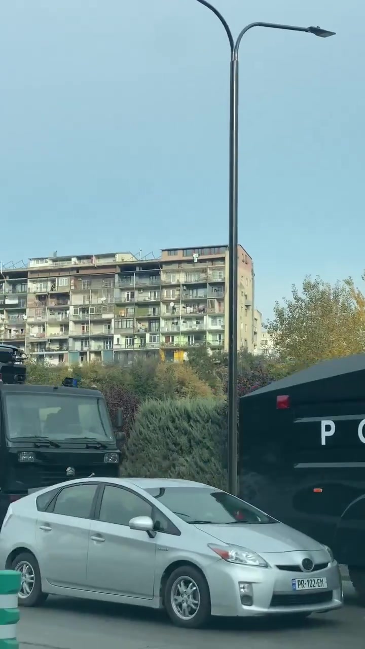 La policía despliega vehículos antidisturbios equipados con cañones de agua en Tbilisi