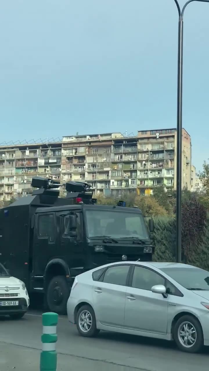 La policía despliega vehículos antidisturbios equipados con cañones de agua en Tbilisi