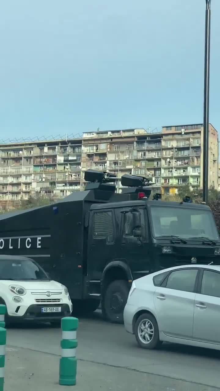 La policía despliega vehículos antidisturbios equipados con cañones de agua en Tbilisi