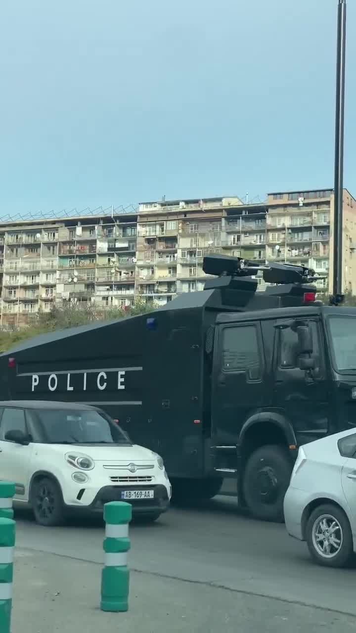 La policía despliega vehículos antidisturbios equipados con cañones de agua en Tbilisi