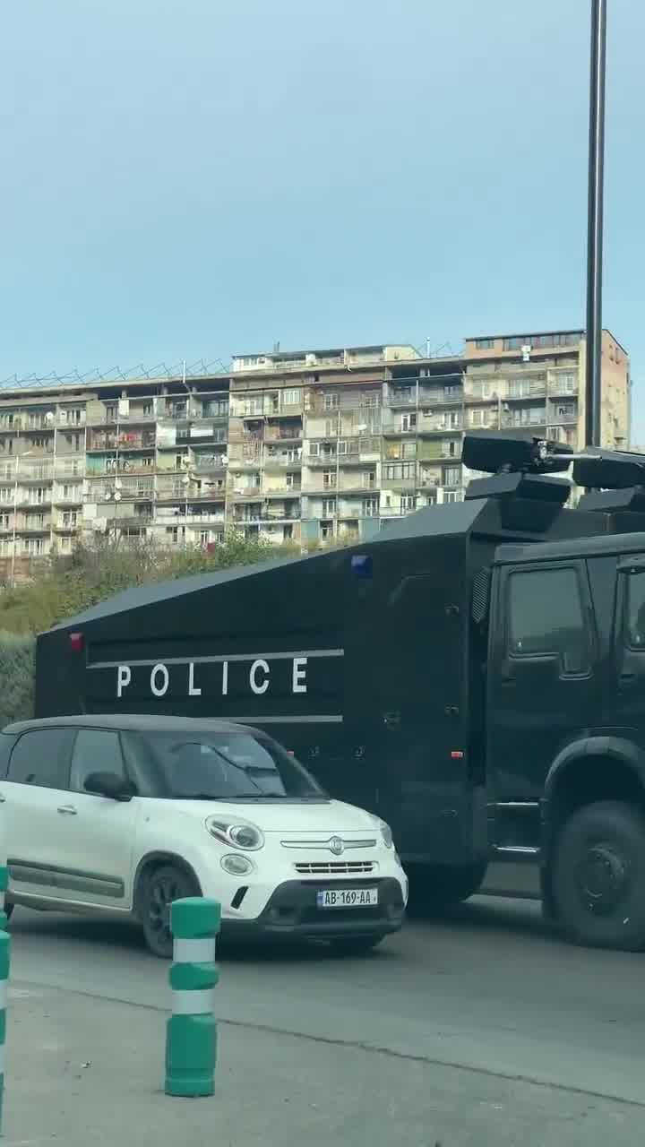 La policía despliega vehículos antidisturbios equipados con cañones de agua en Tbilisi