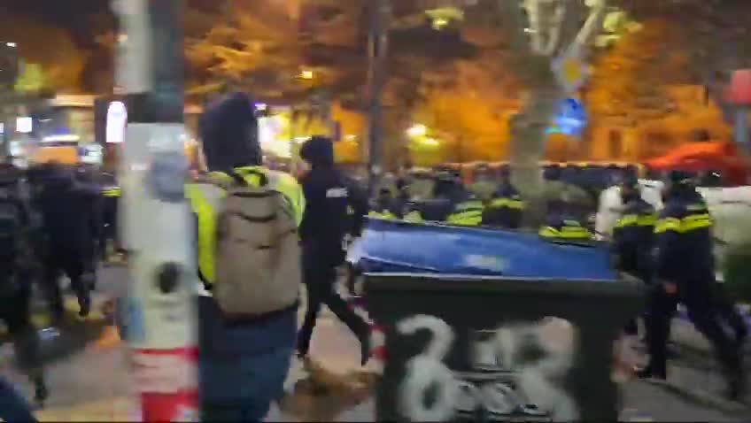 La policía de Tbilisi dispersó a los manifestantes que bloqueaban una importante intersección de la capital. La protesta, que duró más de 30 horas, fue la última manifestación contra el fraude electoral generalizado del partido gobernante Sueño Georgiano.