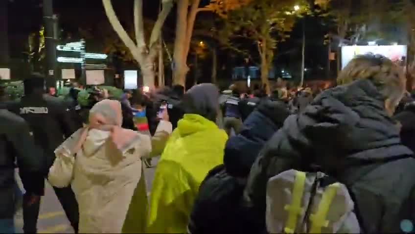 La policía de Tbilisi dispersó a los manifestantes que bloqueaban una importante intersección de la capital. La protesta, que duró más de 30 horas, fue la última manifestación contra el fraude electoral generalizado del partido gobernante Sueño Georgiano.