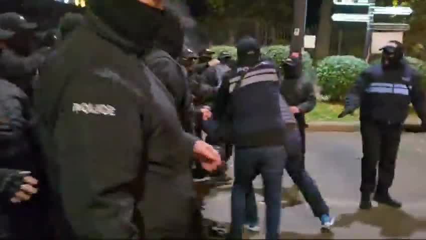 La policía de Tbilisi dispersó a los manifestantes que bloqueaban una importante intersección de la capital. La protesta, que duró más de 30 horas, fue la última manifestación contra el fraude electoral generalizado del partido gobernante Sueño Georgiano.