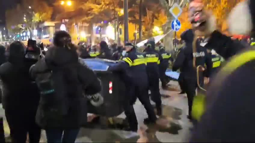 La policía de Tbilisi dispersó a los manifestantes que bloqueaban una importante intersección de la capital. La protesta, que duró más de 30 horas, fue la última manifestación contra el fraude electoral generalizado del partido gobernante Sueño Georgiano.