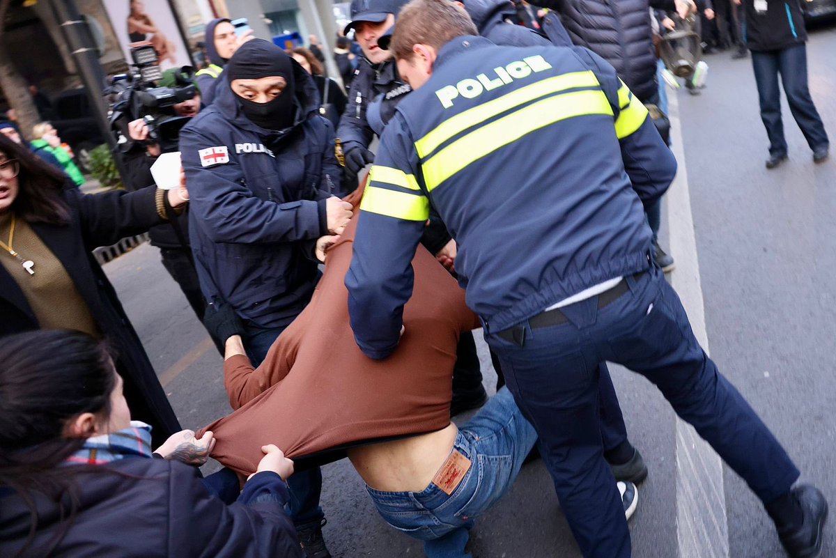 La policía dispersa por la fuerza a manifestantes pacíficos en la avenida Melikishvili. Los manifestantes se están reagrupando y dicen que seguirán adelante y piden a los ciudadanos que se unan a ellos. Foto: Guram Muradov /Civil.ge