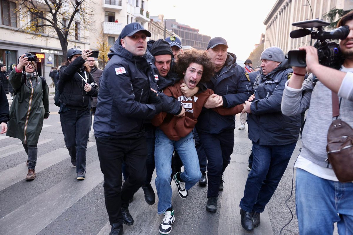 La policía dispersa por la fuerza a manifestantes pacíficos en la avenida Melikishvili. Los manifestantes se están reagrupando y dicen que seguirán adelante y piden a los ciudadanos que se unan a ellos. Foto: Guram Muradov /Civil.ge