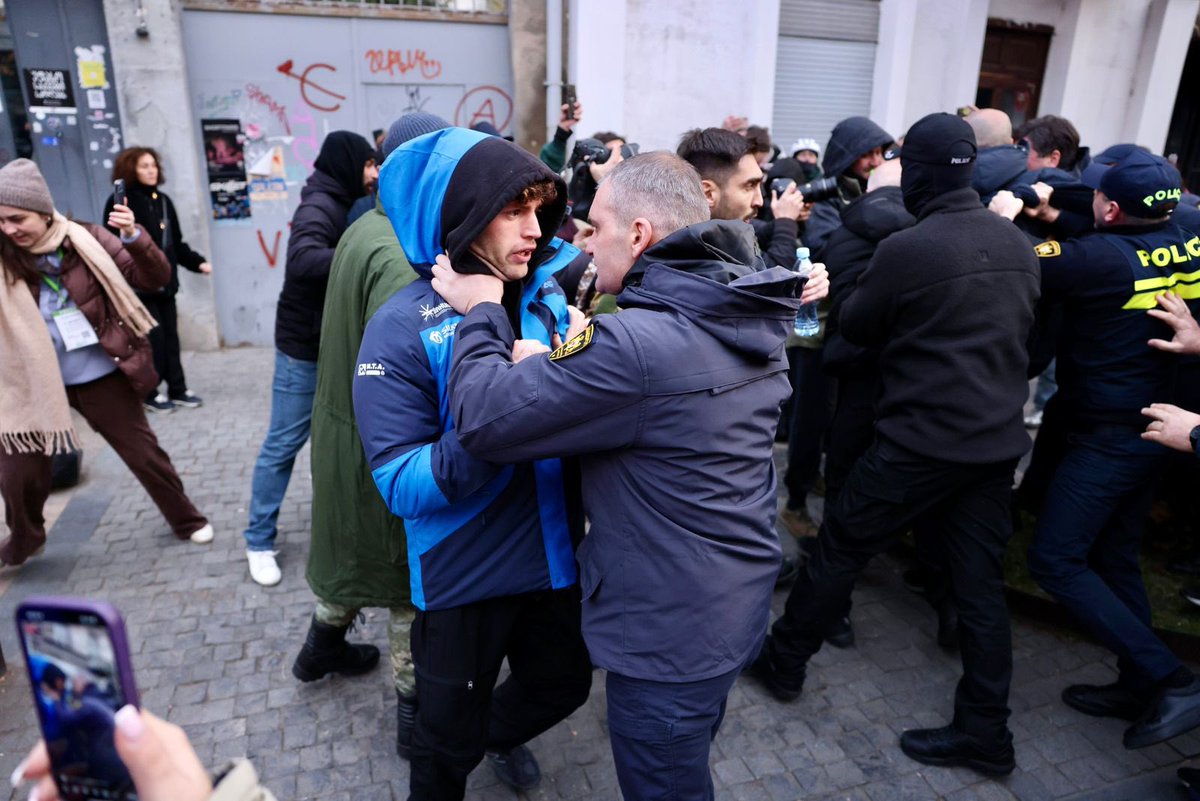 La policía dispersa por la fuerza a manifestantes pacíficos en la avenida Melikishvili. Los manifestantes se están reagrupando y dicen que seguirán adelante y piden a los ciudadanos que se unan a ellos. Foto: Guram Muradov /Civil.ge