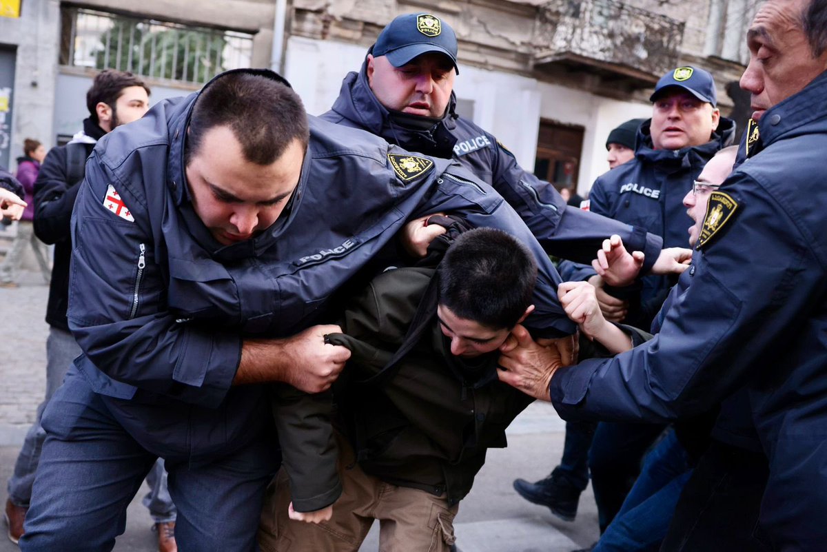 La policía dispersa por la fuerza a manifestantes pacíficos en la avenida Melikishvili. Los manifestantes se están reagrupando y dicen que seguirán adelante y piden a los ciudadanos que se unan a ellos. Foto: Guram Muradov /Civil.ge