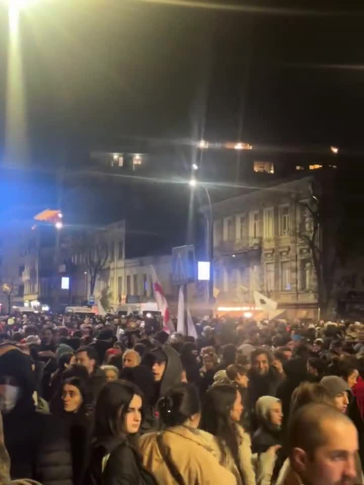 La manifestación continúa en la avenida Melikishvili, después de que las fuerzas especiales georgianas dispersaran a los manifestantes esta mañana. Un mar de policías y fuerzas especiales vigilan la situación