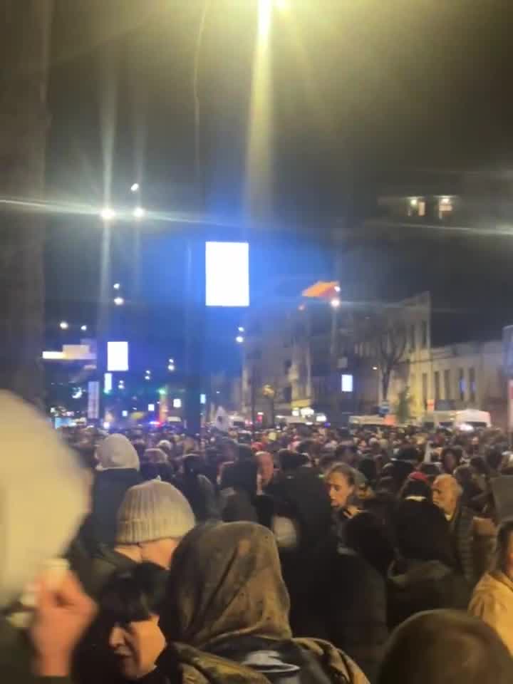 La manifestación continúa en la avenida Melikishvili, después de que las fuerzas especiales georgianas dispersaran a los manifestantes esta mañana. Un mar de policías y fuerzas especiales vigilan la situación