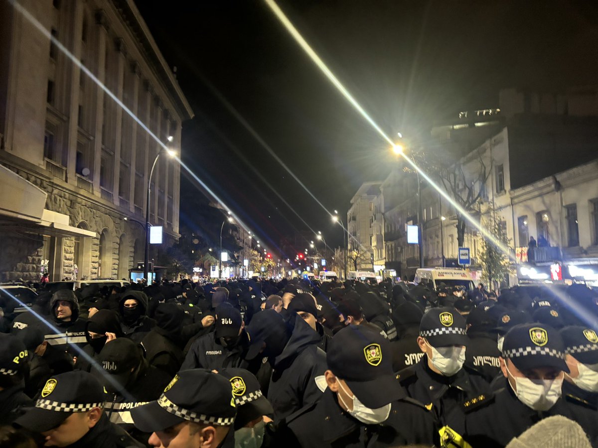 La manifestación continúa en la avenida Melikishvili, después de que las fuerzas especiales georgianas dispersaran a los manifestantes esta mañana. Un mar de policías y fuerzas especiales vigilan la situación