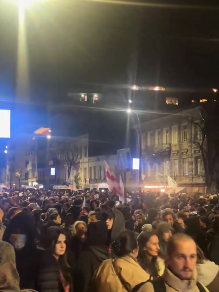 La manifestación continúa en la avenida Melikishvili, después de que las fuerzas especiales georgianas dispersaran a los manifestantes esta mañana. Un mar de policías y fuerzas especiales vigilan la situación