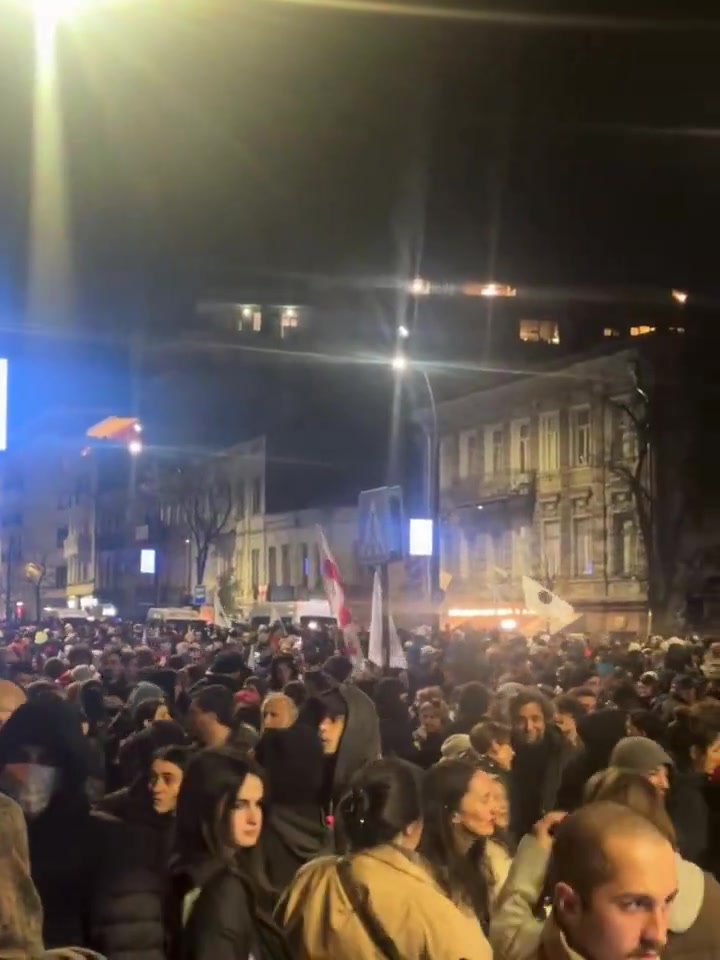 La manifestación continúa en la avenida Melikishvili, después de que las fuerzas especiales georgianas dispersaran a los manifestantes esta mañana. Un mar de policías y fuerzas especiales vigilan la situación