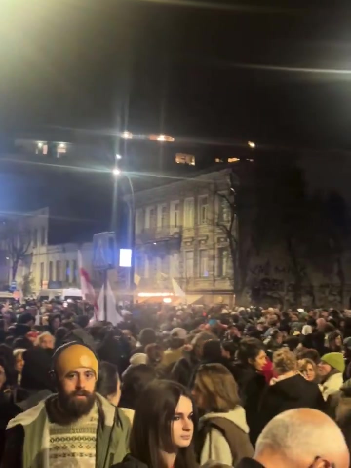 La manifestación continúa en la avenida Melikishvili, después de que las fuerzas especiales georgianas dispersaran a los manifestantes esta mañana. Un mar de policías y fuerzas especiales vigilan la situación