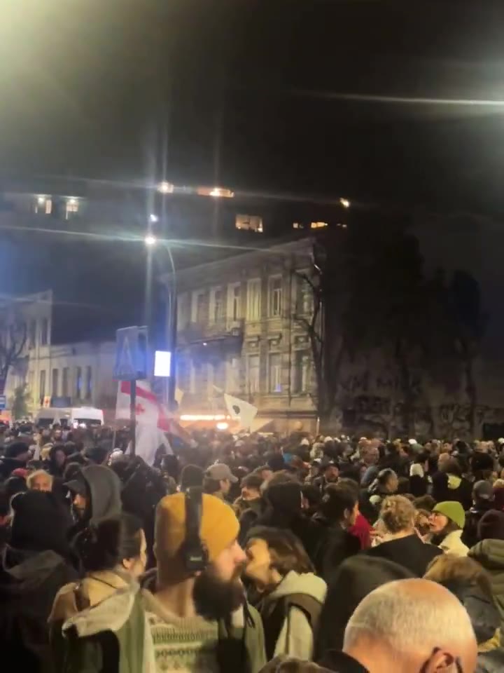 La manifestación continúa en la avenida Melikishvili, después de que las fuerzas especiales georgianas dispersaran a los manifestantes esta mañana. Un mar de policías y fuerzas especiales vigilan la situación