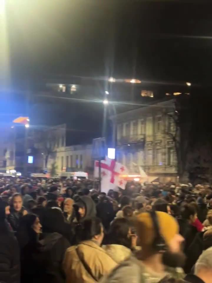 La manifestación continúa en la avenida Melikishvili, después de que las fuerzas especiales georgianas dispersaran a los manifestantes esta mañana. Un mar de policías y fuerzas especiales vigilan la situación